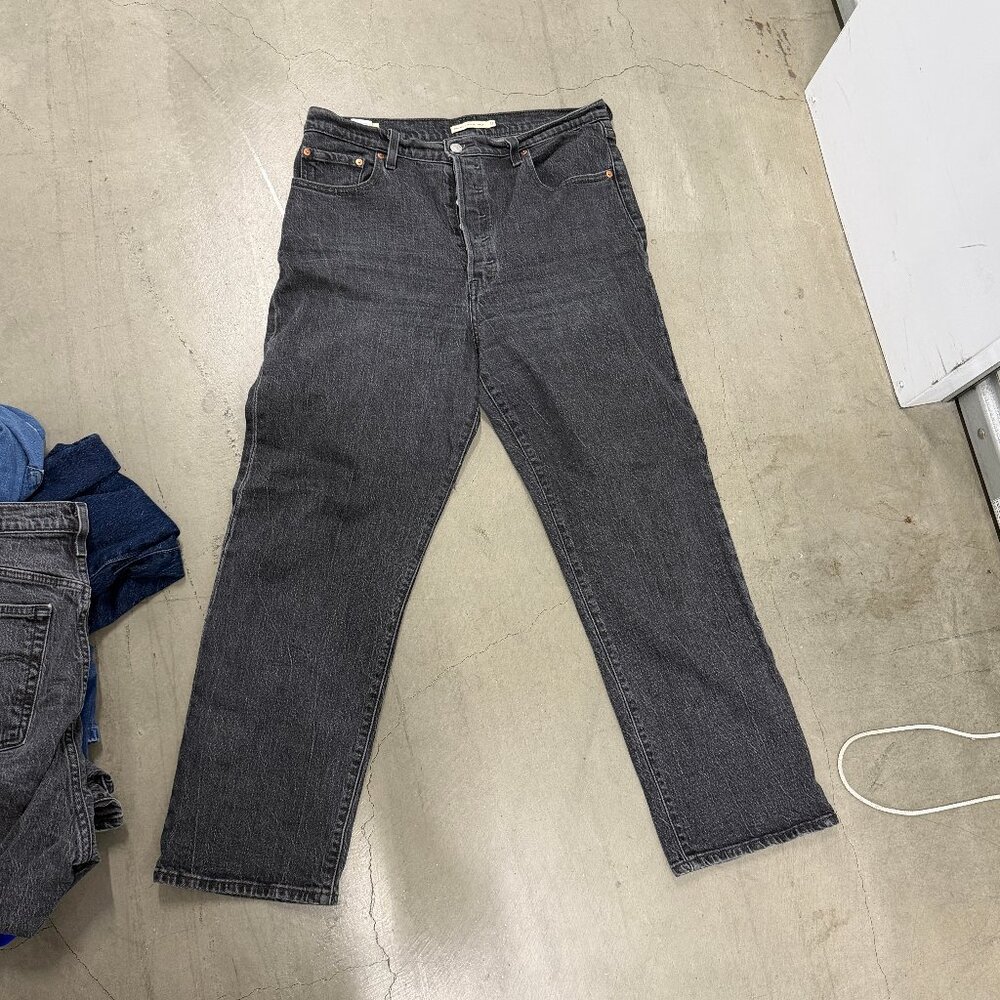 Levi's Gray Ribcage Straight Ankle Size 32x27